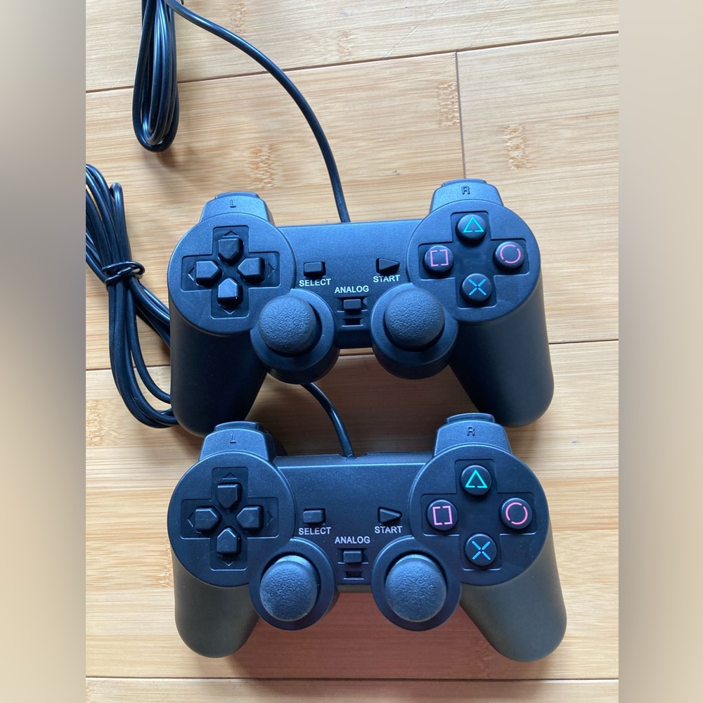 Two wired game controllers - Picture 2 of 4